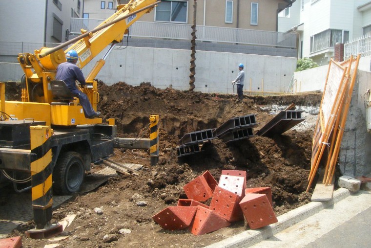 建柱車による掘削
