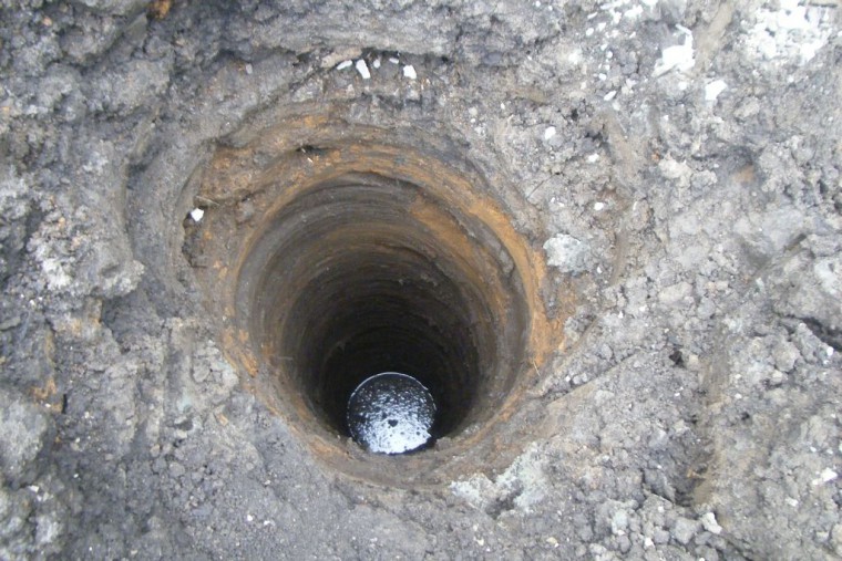 掘削した穴