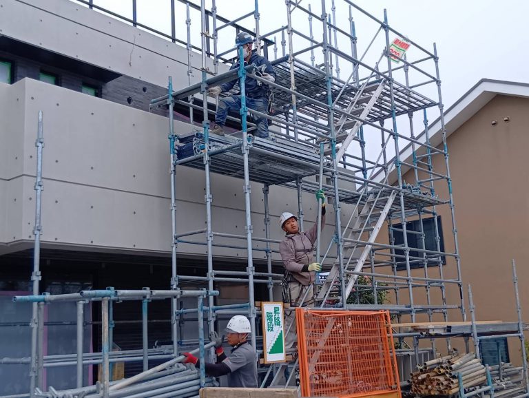 格子のルーバーがある家＠鎌倉市～足場解体へ